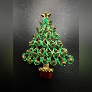 VINTAGE CHRISTMAS TREE BROOCH PIN HOLD TONE GREEN & RED ENAMEL FINISH
